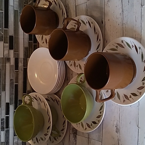 18 pc vintage 1970s Melmac cups saucers - Picture 1 of 4